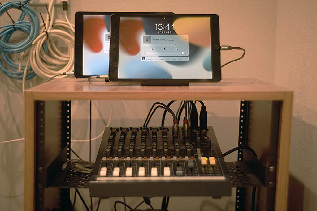 Cap）スピーカーを管理する機材や音源を流すiPadは、休憩室に置いている。音源の再生／停止は、iPadのオートメーション機能を利用し、決まった時刻に自動で行われるように設定